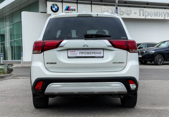 Подержанный автомобиль Mitsubishi Outlander 2020 года (6 фото)