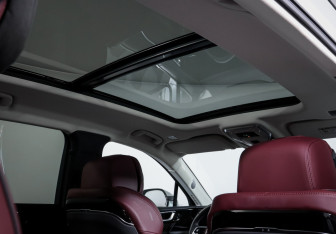 Подержанный автомобиль Hongqi E-HS9 2021 года (17 фото)