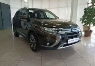 Подержанный автомобиль Mitsubishi Outlander 2020 года (3 фото)