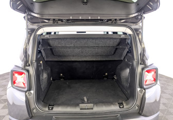 Подержанный автомобиль Jeep Renegade 2018 года (10 фото)