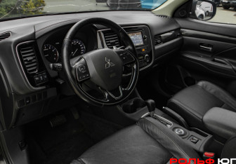 Подержанный автомобиль Mitsubishi Outlander 2015 года (14 фото)
