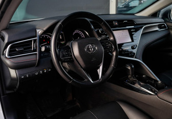 Подержанный автомобиль Toyota Camry Sedan 2021 года (15 фото)