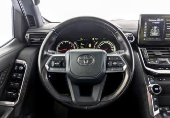 Подержанный автомобиль Toyota Land Cruiser Suv 2021 года (22 фото)