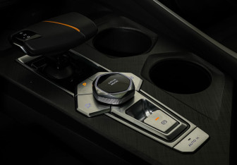 Подержанный автомобиль Changan UNI-V 2024 года (18 фото)