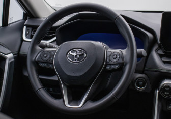 Подержанный автомобиль Toyota RAV4 2023 года (15 фото)