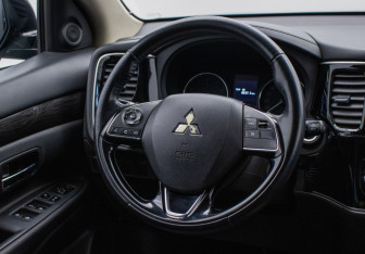 Подержанный автомобиль Mitsubishi Outlander 2016 года (15 фото)