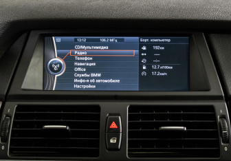 Подержанный автомобиль BMW X5 2010 года (14 фото)