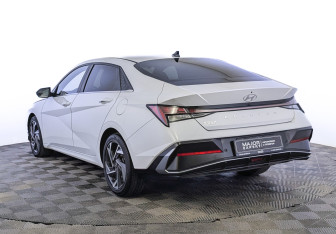 Подержанный автомобиль Hyundai Elantra Sedan 2023 года (7 фото)