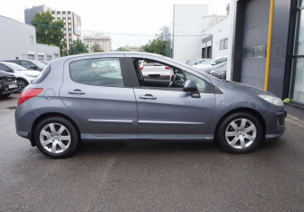 Подержанный автомобиль Peugeot 308 Hatchback 2010 года (4 фото)