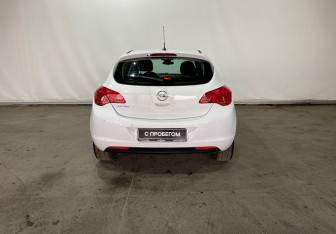 Подержанный автомобиль Opel Astra Hatchback 2011 года (5 фото)