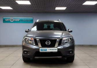 Подержанный автомобиль Nissan Terrano 2015 года (2 фото)