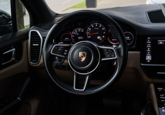 Подержанный автомобиль Porsche Cayenne 2019 года (15 фото)