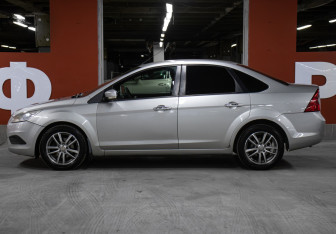 Подержанный автомобиль Ford Focus Sedan 2010 года (8 фото)