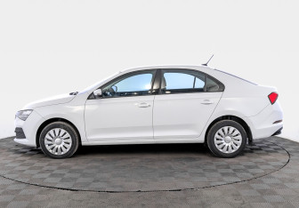 Подержанный автомобиль Skoda Rapid Liftback 2021 года (8 фото)