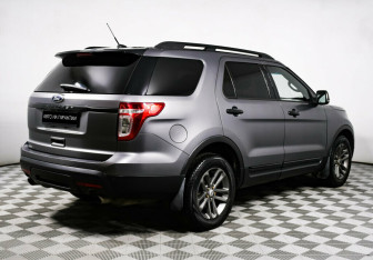 Подержанный автомобиль Ford Explorer 2012 года (3 фото)
