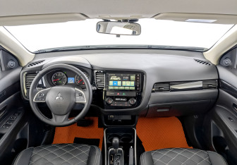 Подержанный автомобиль Mitsubishi Outlander 2022 года (14 фото)