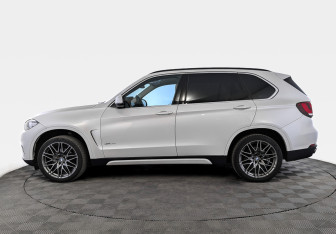 Подержанный автомобиль BMW X5 2014 года (8 фото)