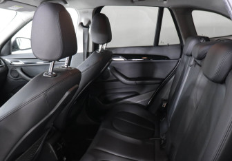 Подержанный автомобиль BMW X1 2017 года (14 фото)