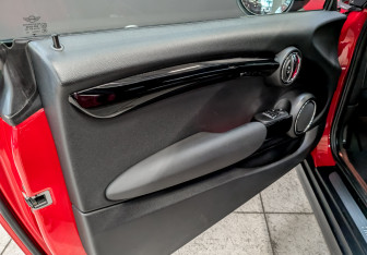 Подержанный автомобиль MINI Hatch 2020 года (19 фото)