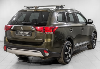 Подержанный автомобиль Mitsubishi Outlander 2020 года (5 фото)