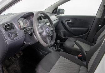 Подержанный автомобиль Volkswagen Polo Sedan 2015 года (10 фото)