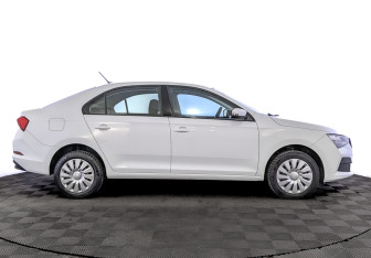 Подержанный автомобиль Skoda Rapid Liftback 2021 года (4 фото)