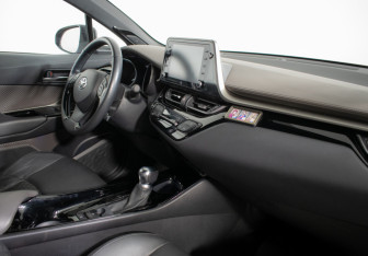 Подержанный автомобиль Toyota C-HR 2020 года (9 фото)