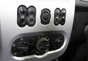 Подержанный автомобиль Renault Sandero 2011 года (14 фото)