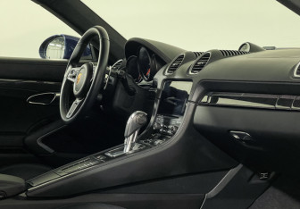 Подержанный автомобиль Porsche Cayman 2021 года (12 фото)