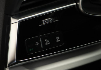 Подержанный автомобиль Audi Q8 2022 года (13 фото)