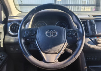 Подержанный автомобиль Toyota RAV4 2017 года (15 фото)