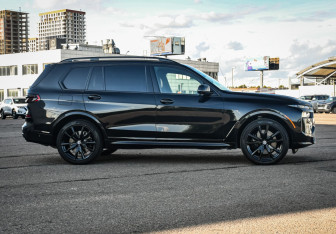Подержанный автомобиль BMW X7 2022 года (4 фото)