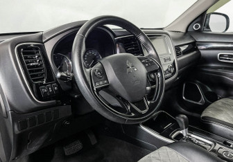 Подержанный автомобиль Mitsubishi Outlander 2018 года (13 фото)