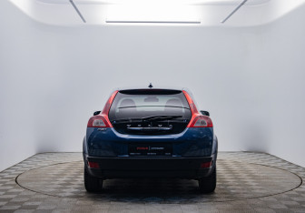 Подержанный автомобиль Volvo C30 2009 года (6 фото)