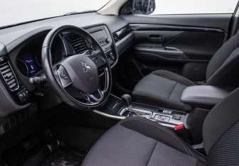 Подержанный автомобиль Mitsubishi Outlander 2019 года (10 фото)