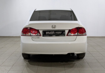 Подержанный автомобиль Honda Civic Sedan 2010 года (14 фото)