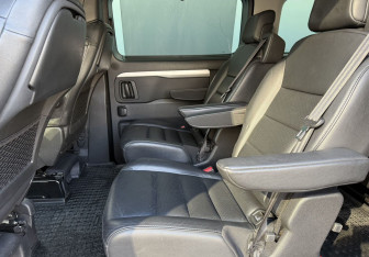 Подержанный автомобиль Peugeot Traveller 2020 года (11 фото)