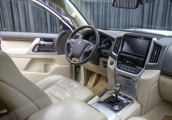 Подержанный автомобиль Toyota Land Cruiser Suv 2020 года (11 фото)