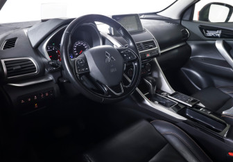 Подержанный автомобиль Mitsubishi Eclipse Cross 2018 года (15 фото)