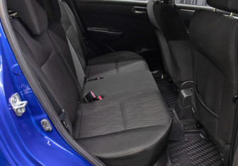 Подержанный автомобиль Suzuki Swift Hatchback 2011 года (12 фото)