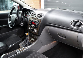 Подержанный автомобиль Ford Focus Hatchback 2008 года (9 фото)