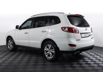 Подержанный автомобиль Hyundai Santa Fe 2010 года (7 фото)