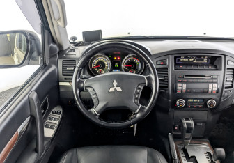 Подержанный автомобиль Mitsubishi Pajero 2008 года (22 фото)