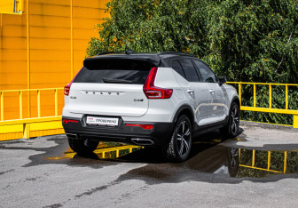 Подержанный автомобиль Volvo XC40 2019 года (5 фото)