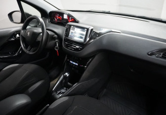 Подержанный автомобиль Peugeot 208 2013 года (9 фото)