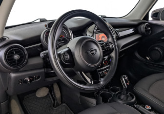 Подержанный автомобиль MINI Hatch 2019 года (16 фото)