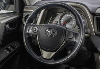 Подержанный автомобиль Toyota RAV4 2013 года (15 фото)