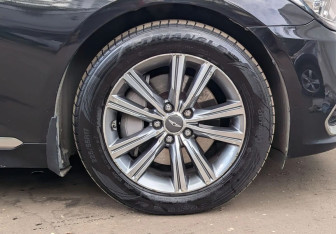 Подержанный автомобиль Genesis G80 2017 года (18 фото)