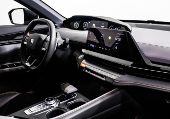 Подержанный автомобиль Changan UNI-V 2023 года (9 фото)