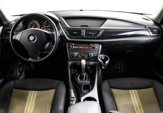 Подержанный автомобиль BMW X1 2011 года (16 фото)